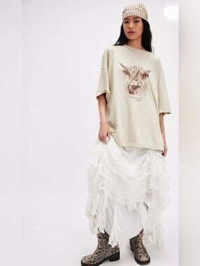 WE THE FREE PEOPLE FARM FRIENDS TEE HIGHLAND COW